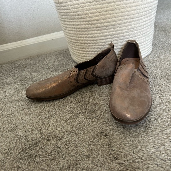 Clarks Slip on Bootie Women’s Size 8 Gold Fall Winter Holiday Event Career - Picture 3 of 6